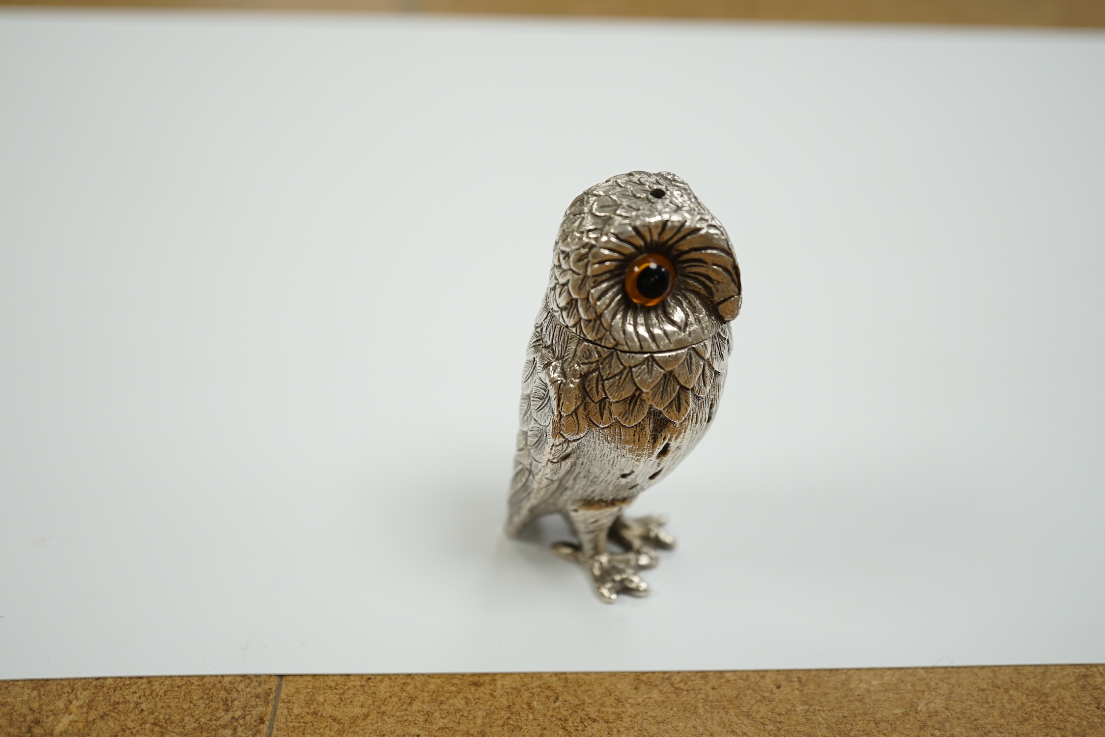 An Elizabeth II novelty silver condiment, modelled as an owl, Lowe & Son, Chester, 1959, 73mm.